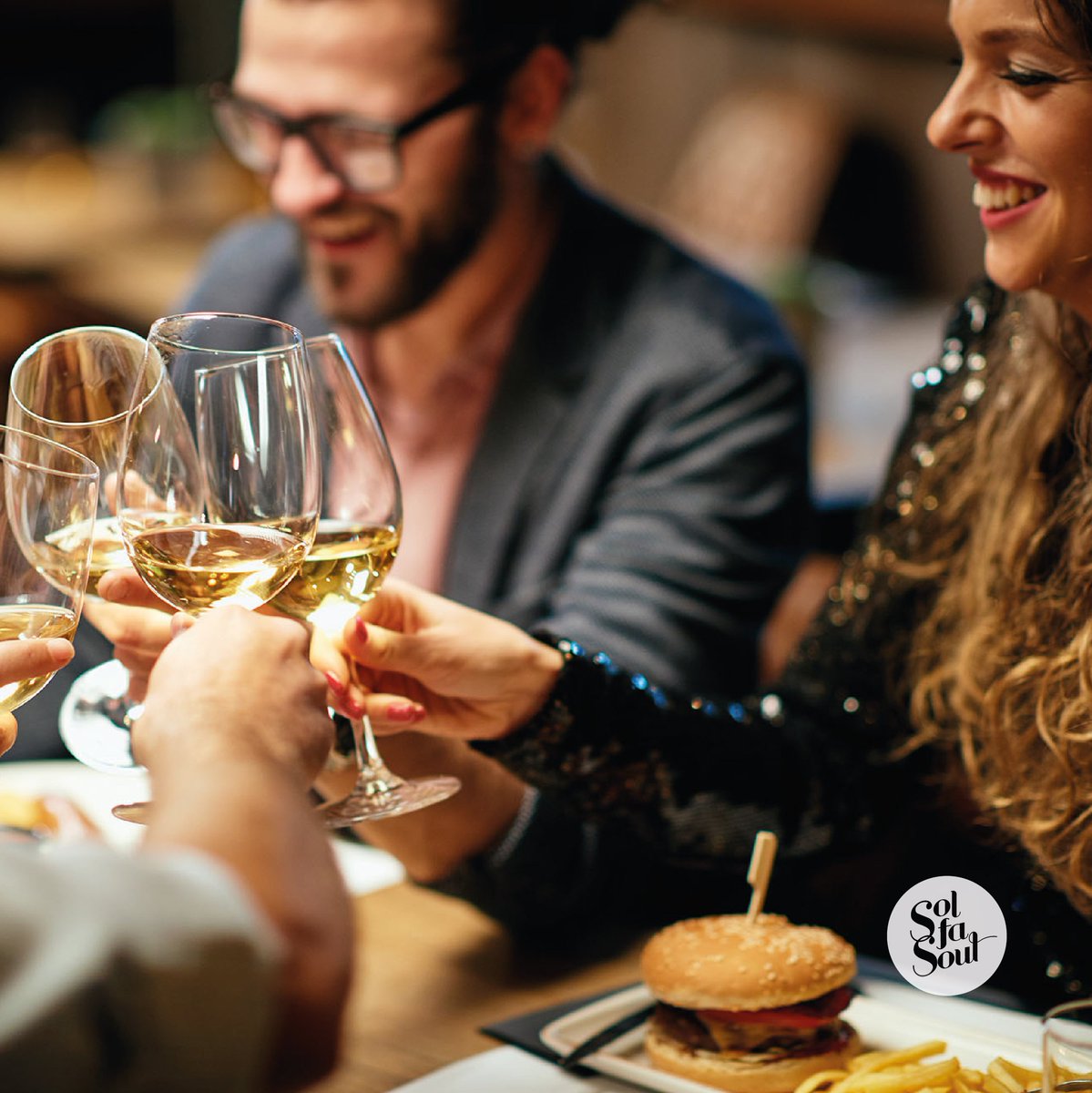 SolFaSoul's tweet image. Friday has arrived. What are your plans? 🤔
Relax and drink wine. 🍷🎶
#YourMomentaSolFaSoul 🙂🍷
#solfasoul #SFS #Winestofeel #musictoFly #wine #FridayVibes