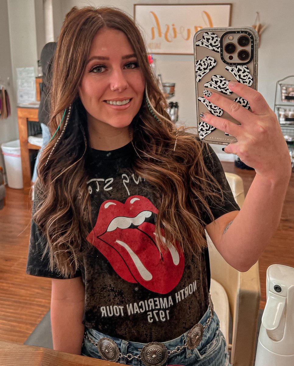 CondieMae's tweet photo. In case you didn’t know, I put feathers in my hair🤩🪶 https://t.co/aaIFThW9qh