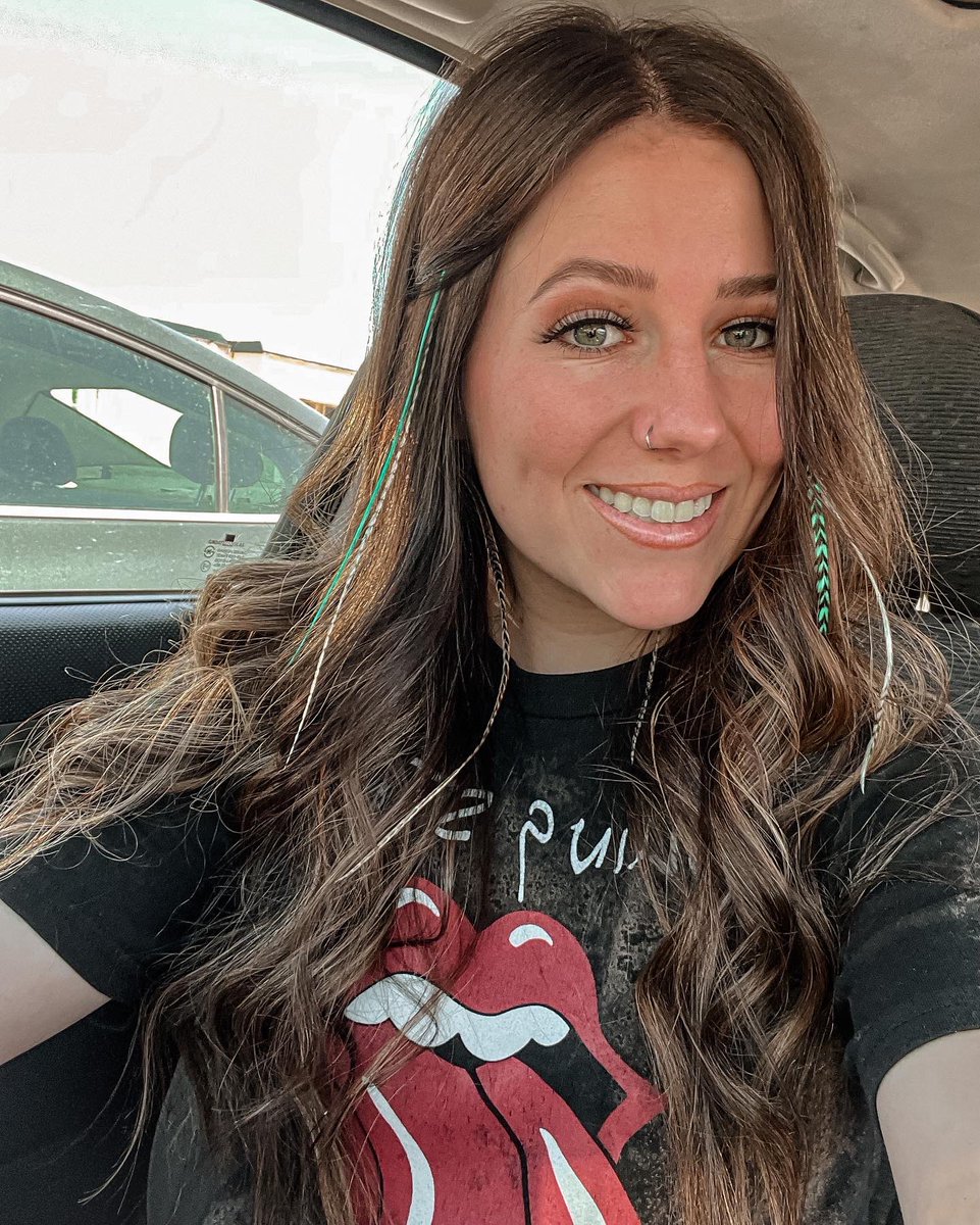 CondieMae's tweet photo. In case you didn’t know, I put feathers in my hair🤩🪶 https://t.co/aaIFThW9qh