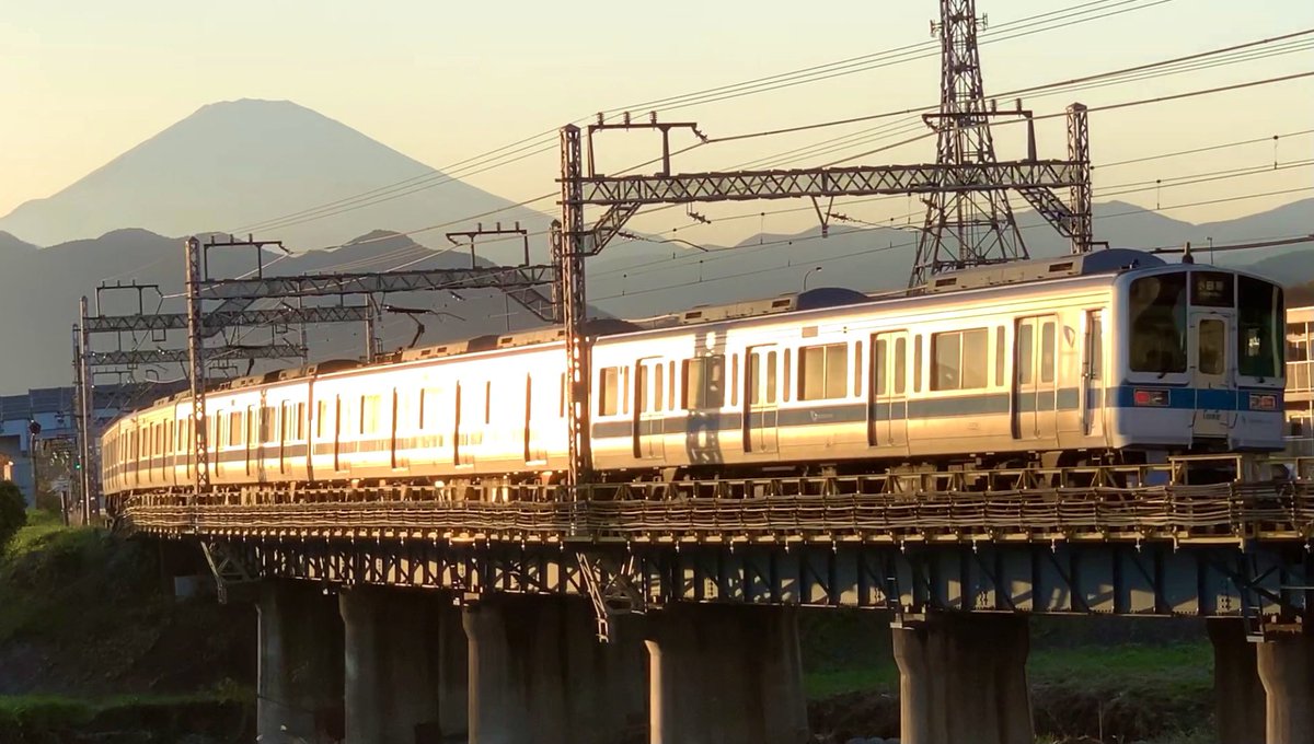 G9iygnS's tweet photo. 【1092Fと4枚の風景】
1000形未更新記録動画その32
この編成は特に好きな編成で良く撮影しました。
#小田急1000形未更新
#1000形未更新
#1092F
#向日葵
#菜の花
#紫陽花
#夕日
#川音川 https://t.co/nXws3Qcs2J