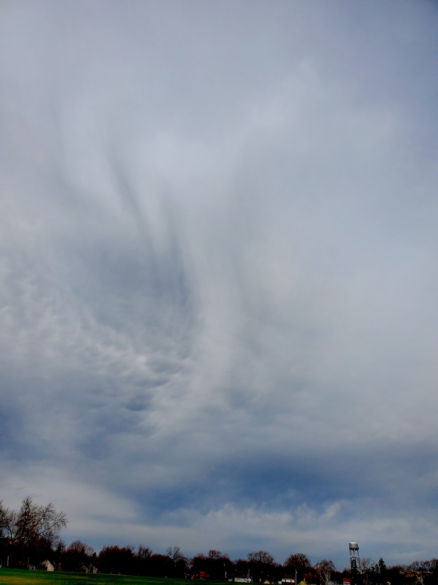 scotchprophet's tweet photo. interesting and fairly disconcerting storm clouds over Highland Park, St. Paul. #spring #storm #cloud #photography from #SaintPaul #MN. #OnlyInMN #StormHour #ThePhotoHour #wxtwitter #mnwx @BestPixMN https://t.co/CbdrdsTiIT