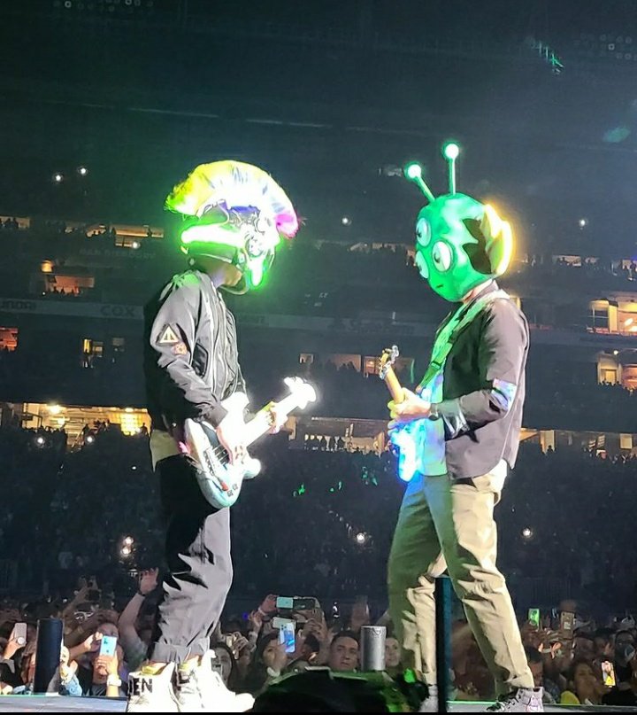 Gberryman_Arg's tweet photo. Juanito y Guy en Phoenix! 🪐
.
#coldplay #ColdplayPhoenix https://t.co/YDSbiYX7i1