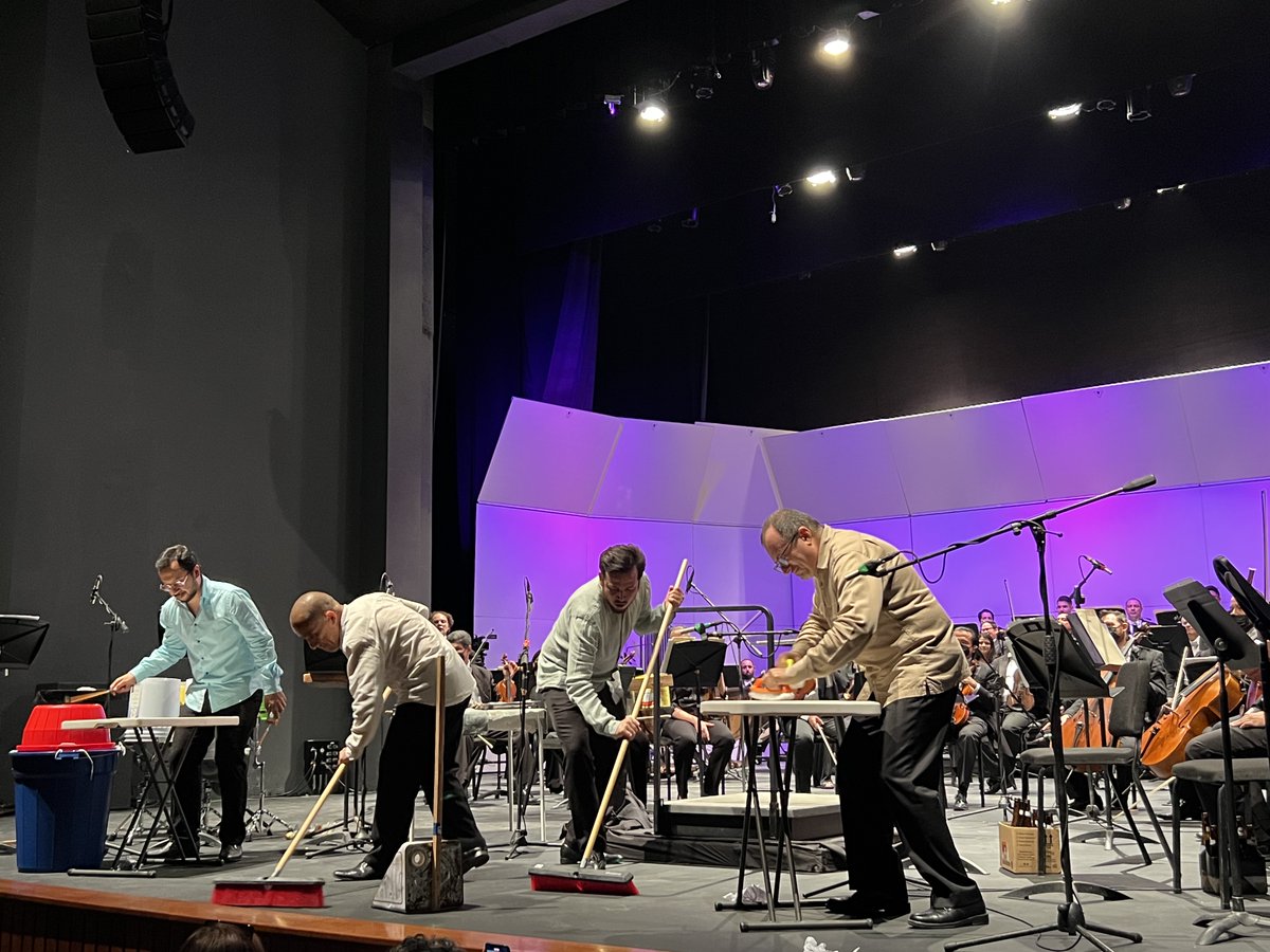 migueldelreal's tweet photo. Imágenes del concierto de ayer con la @OsslaOficial y SAFA, Ensamble de Percusiones 🥁
Nos vemos HOY a las 19 horas para la segunda función de este concierto.
📍Auditorio de la Autonomía Universitaria.
🎟¡Entrada gratuita!
#SalmonDelReal #orchestraconductor #musicaclasica https://t.co/hjtmX94TD5