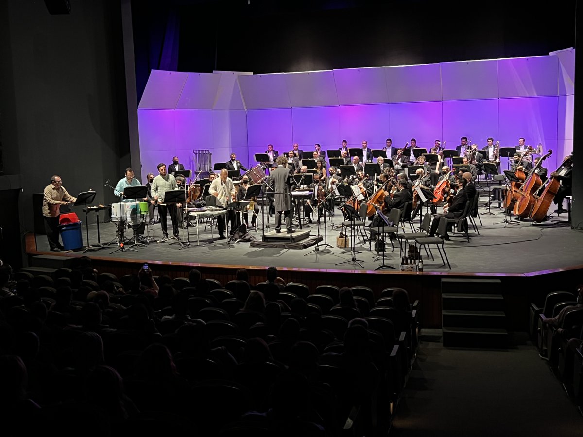 migueldelreal's tweet photo. Imágenes del concierto de ayer con la @OsslaOficial y SAFA, Ensamble de Percusiones 🥁
Nos vemos HOY a las 19 horas para la segunda función de este concierto.
📍Auditorio de la Autonomía Universitaria.
🎟¡Entrada gratuita!
#SalmonDelReal #orchestraconductor #musicaclasica https://t.co/hjtmX94TD5