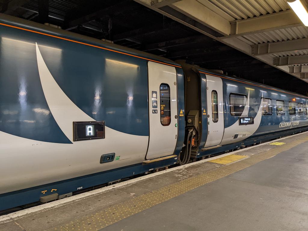 BPackersGuide's tweet photo. After a break of 2 years, I'm back on an #overnighttrain 😍 This time it is the @CalSleeper from #London to #Glasgow. Good night everyone!
#Backpacking #TrainTravel #UK https://t.co/1vs4iWj7ie
