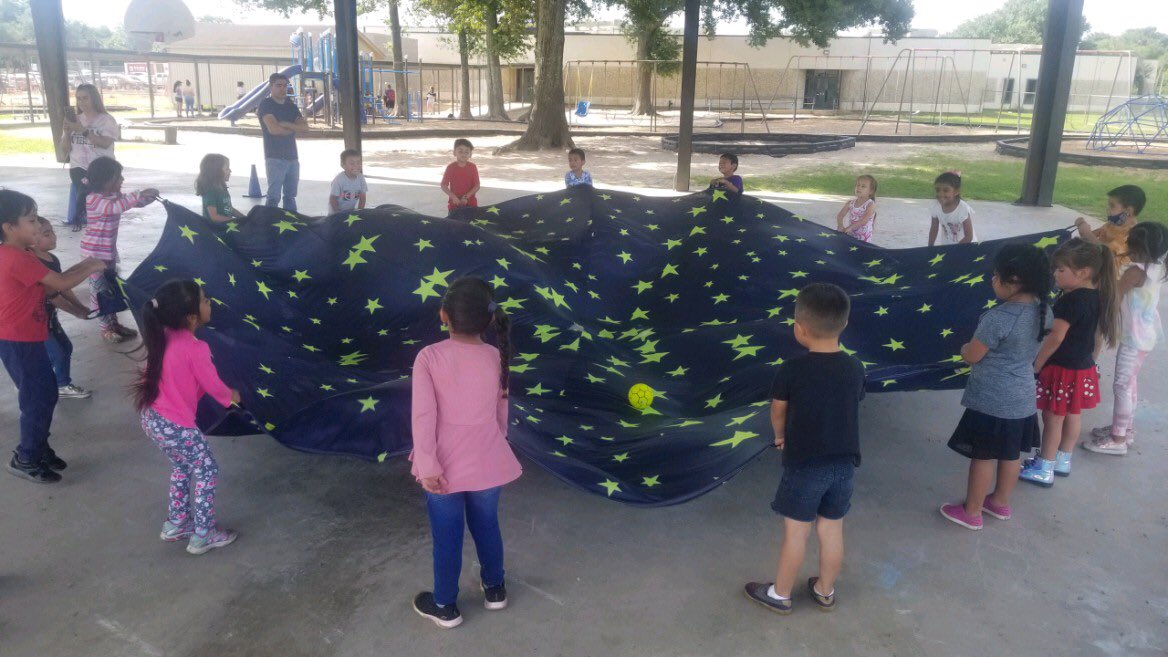 RoarkEarly's tweet photo. Fun, fun, fun in the sun, sun, sun @RoarkEarly Field Day today! We ALL had a blast with a train ride, petting zoo, bouncy houses, parachute, pony rides, obstacle courses, and water/bubble station! #RoarinRoarkKats #ThePlace2🐝 #FieldDay2022 https://t.co/kqLmxIGumF