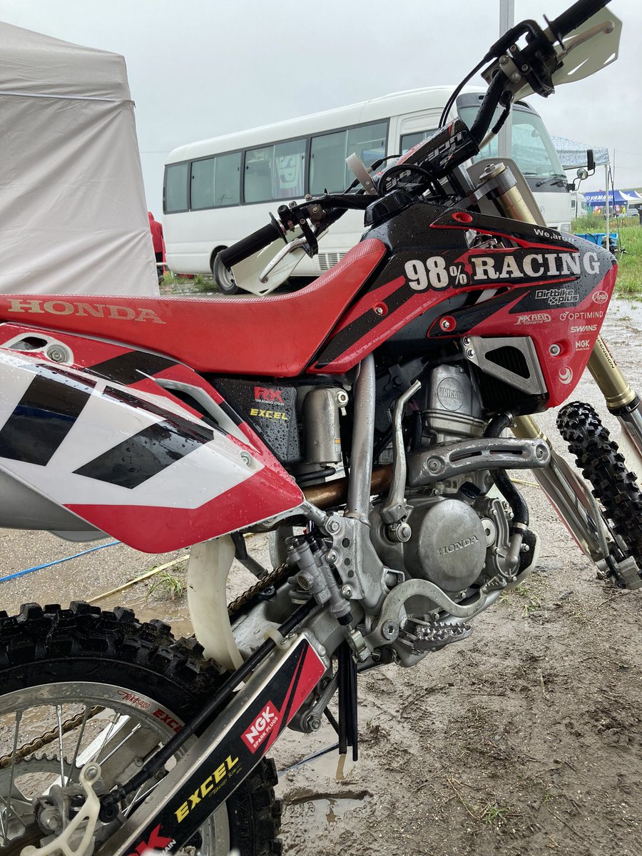 minori_MX_16's tweet photo. 雨の全日本☔️☔️
CRF150でのマディ、楽しんできます💪

#雨のレース　#晴れてほしい

#dirtfreak #dirtbikeplus
#98%Racing
#Arai #araihelmet
#swans_mx
#RK
#EXCEL #エキセルリム #excelrim
#mxfieldtoyota
#NGK
#OPTIMIND https://t.co/3zYjPAPora