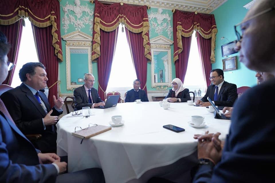 aniesbaswedan's tweet photo. Sebuah kehormatan dapat bertemu dengan Lord Mayor of the City of London, The Rt Hon. Vincent Keaveny (Alderman).

Pertemuan yang hangat di Mansion House kemarin, kami membahas potensi investasi internasional untuk beberapa agenda pembangunan di Jakarta.

https://t.co/Vtahn95ScL https://t.co/1cB4GDFn9h