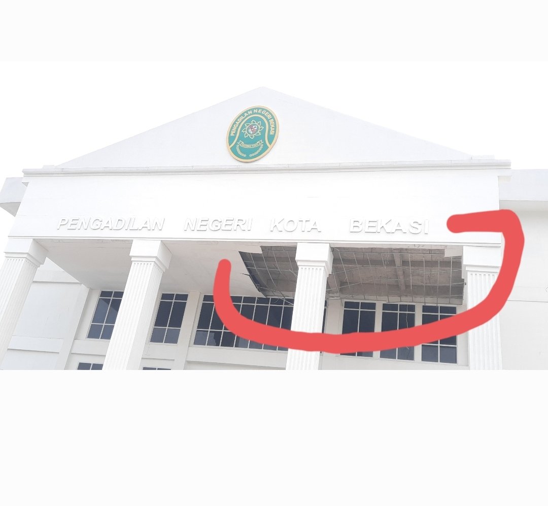 andisuhandi87's tweet photo. Gedung baru Pengadilan Negeri Kota Bekasi. Belum juga diresmikan,  plafonnya sudah ambrol. Kok bisa ya?
@jokowi @ridwankamil @mas_triadhianto @KPK_RI @bpkri @dprdjawabarat @DPRDKotaBekasi https://t.co/Q6dHrJ6wza