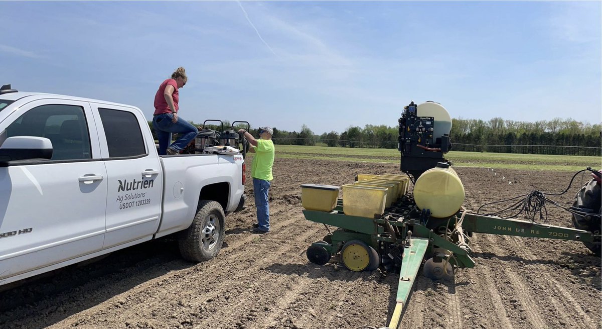 DKCAS_MI's tweet image. Eat, Sleep, Plant Plots, Repeat! Our plot cooperators and FSRs hard at work around the MI and N OH this week!! Excited to gather all the results at harvest. #Bayer4MI #Bayer4OH #plant22  #WinningHasRoots