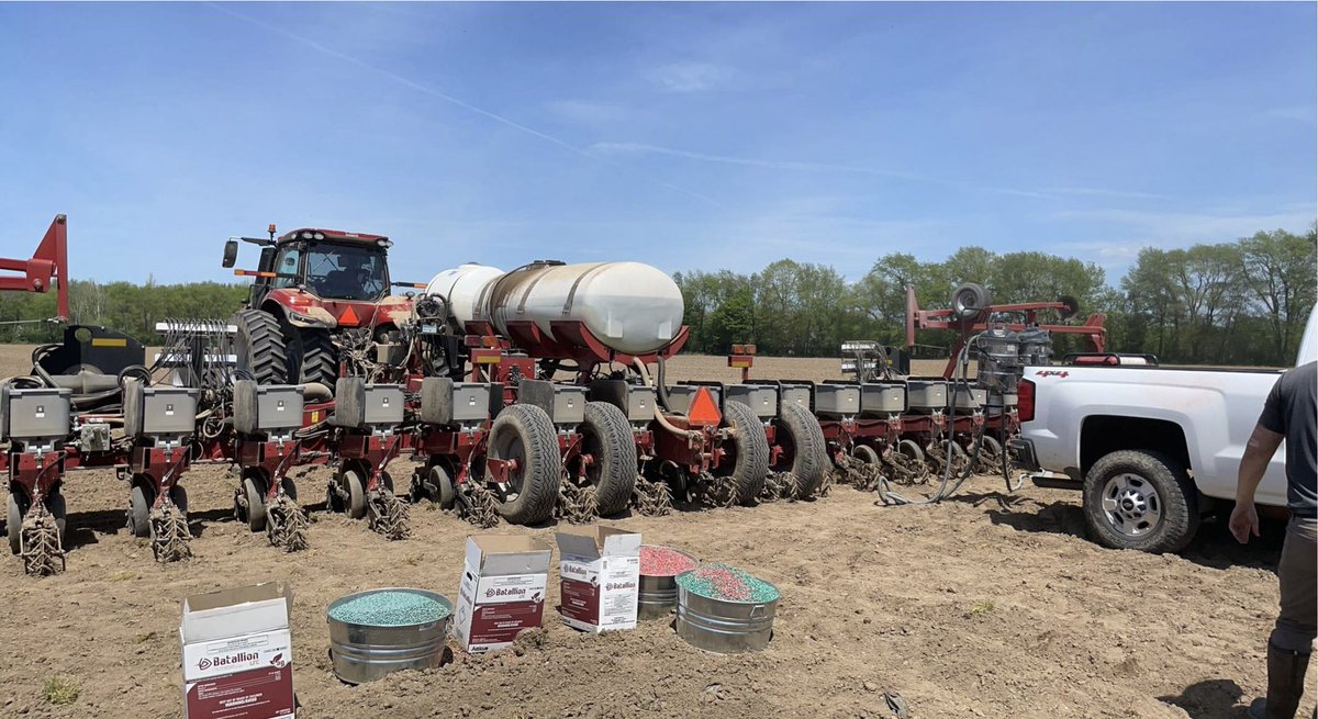 DKCAS_MI's tweet image. Eat, Sleep, Plant Plots, Repeat! Our plot cooperators and FSRs hard at work around the MI and N OH this week!! Excited to gather all the results at harvest. #Bayer4MI #Bayer4OH #plant22  #WinningHasRoots