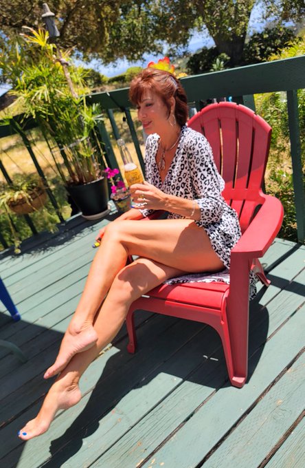 Friday 🎉🥂  😊 https://t.co/vIaNXRfF0p https://t.co/g6UBgBN9QU