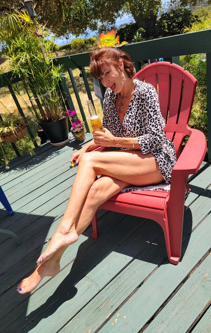 Friday 🎉🥂  😊 https://t.co/vIaNXRfF0p https://t.co/g6UBgBN9QU