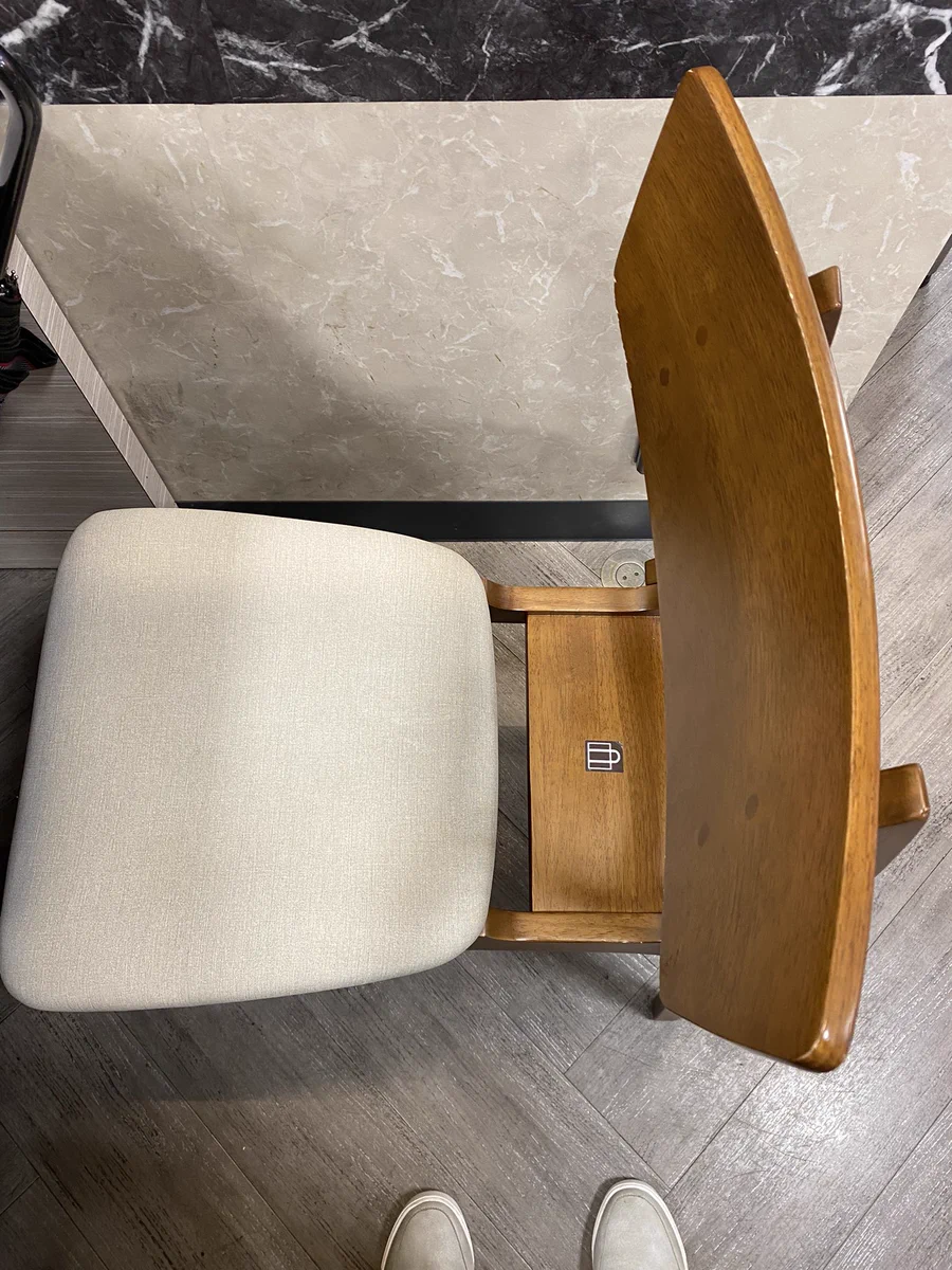 食事中のバッグ置き場の問題解決！？画期的な椅子がすごい。