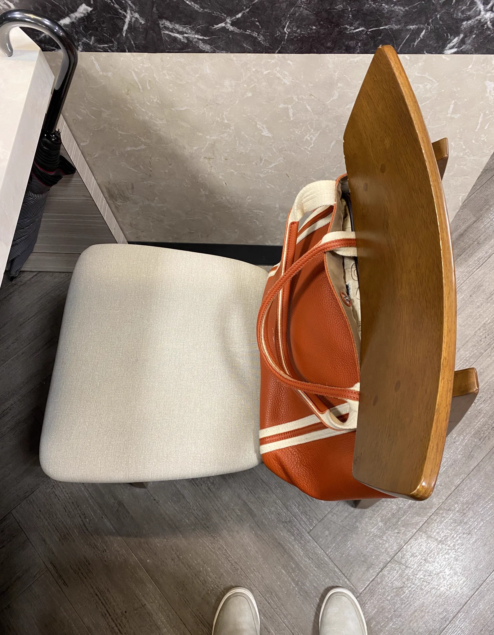 食事中のバッグ置き場の問題解決！？画期的な椅子がすごい。