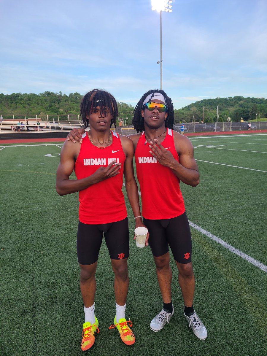 IH_TracknField's tweet photo. 1st and 2nd place finishes in the 200m for Cerrious B. And Dwight G and PR's for both! Way to push each other @ihbravesad #letsmoooove @IHSchools https://t.co/S2ku4WPeSL
