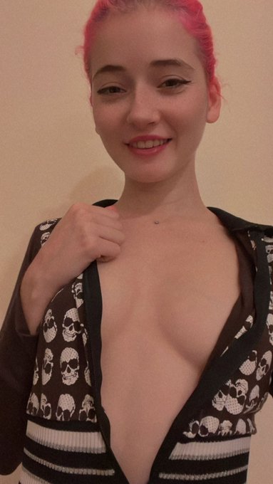 2 pic. No se olviden del stream hoy 😏 https://t.co/hpXlegi0Ef