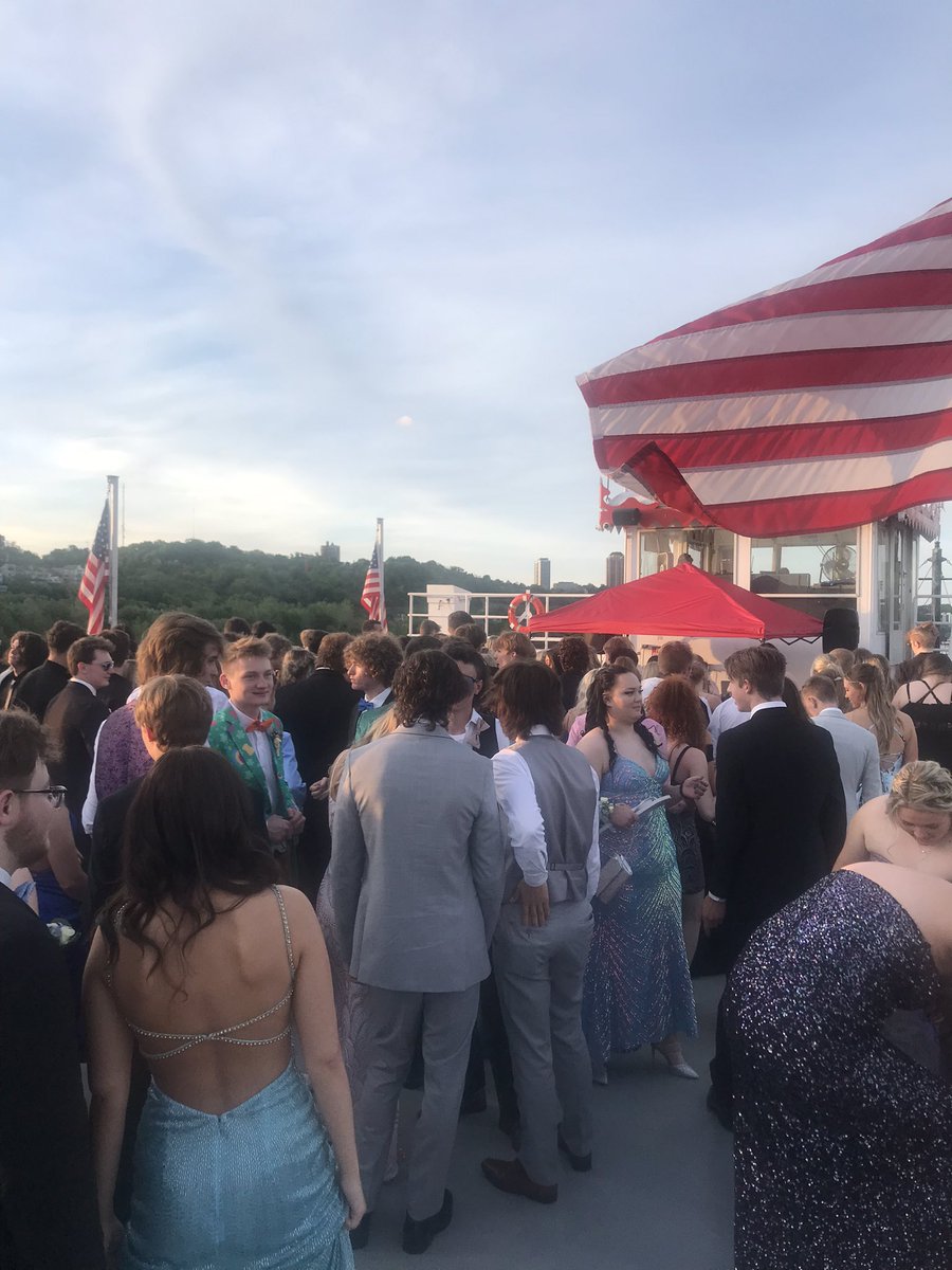 Great night for the Harrison High School Prom on B&amp;B Riverboats!