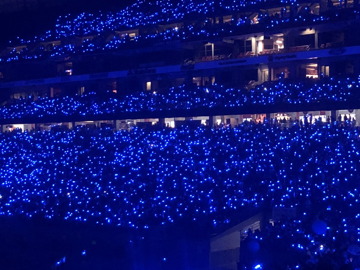 CareyPenaTV's tweet photo. After seeing #ColdplayPhoenix I can understand the worldwide ❤️ for them. Chris Martin = magic on stage.
They put affirmations on screen:
If you want love be love
If you want peace be peace
And the concert was powered almost entirely by renewable energy. https://t.co/Ur7iRXXoRc