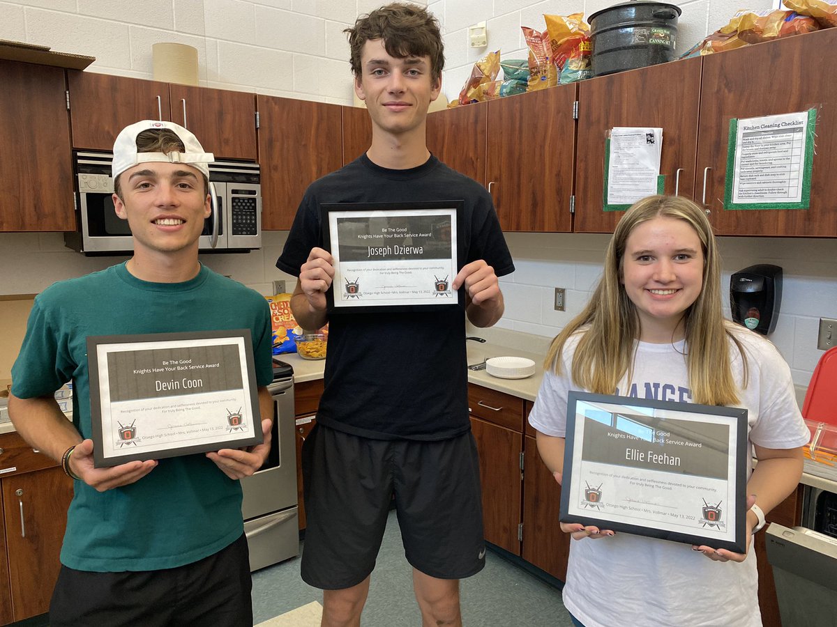 HaveKnights's tweet photo. Congratulations to @devcoon8, @DzierwaJoseph and @elliefeehan on earning the #BeTheGood #KnightsHaveYourBack award! Thank you so very much for your dedication to making our community even better. Now go out into the world and #BeTheGood! #OtsegoKnights #SoProud #DontLeaveMe🥲 https://t.co/YfYw6oPkrp