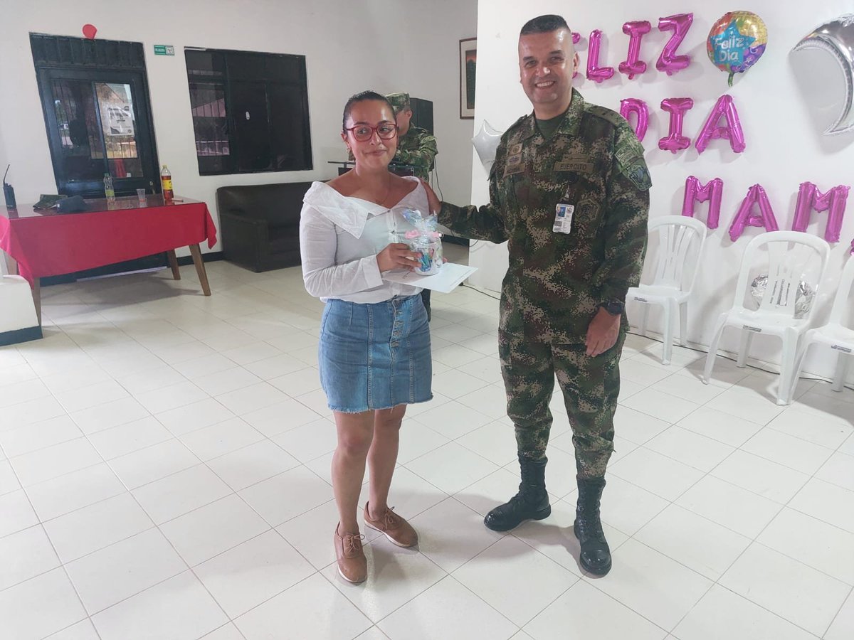 Ejercito_Div5's tweet photo. En compañía del Jefe de Estado Mayor del Comando Operativo de Estabilización y Consolidación ZEUS, el #BIDEH2, #BICAI17, #DIM57 y #BAAID5, celebraron en el Cantón Militar Sur del Tolima el #DíaDeLaMadre, resaltando el valor y la importancia de estos seres como personas virtuosas https://t.co/a8B6G9Mx9x