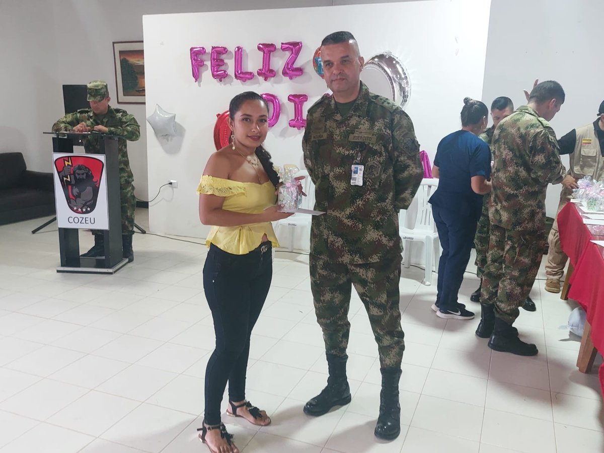 Ejercito_Div5's tweet photo. En compañía del Jefe de Estado Mayor del Comando Operativo de Estabilización y Consolidación ZEUS, el #BIDEH2, #BICAI17, #DIM57 y #BAAID5, celebraron en el Cantón Militar Sur del Tolima el #DíaDeLaMadre, resaltando el valor y la importancia de estos seres como personas virtuosas https://t.co/a8B6G9Mx9x