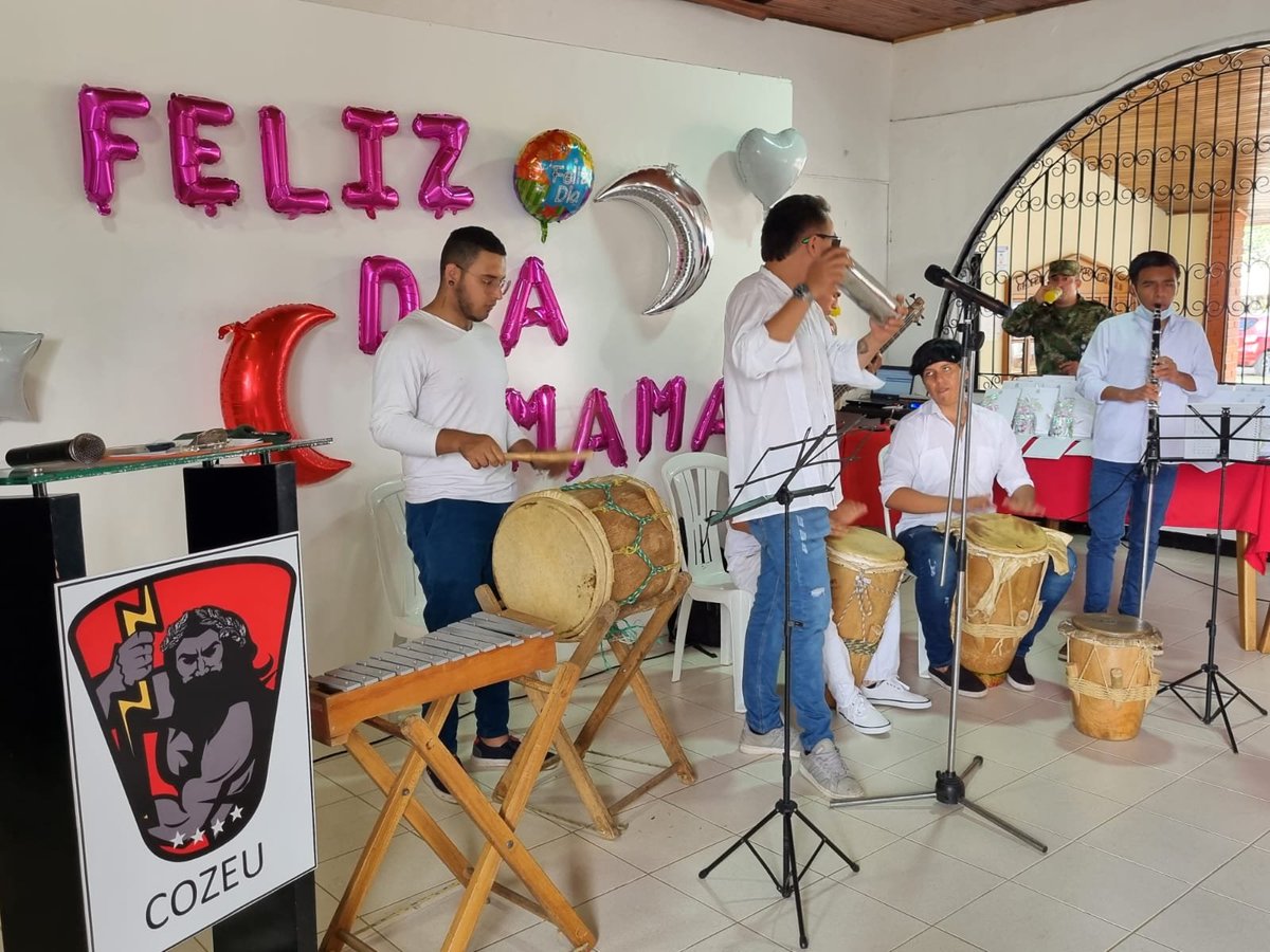 Ejercito_Div5's tweet photo. En compañía del Jefe de Estado Mayor del Comando Operativo de Estabilización y Consolidación ZEUS, el #BIDEH2, #BICAI17, #DIM57 y #BAAID5, celebraron en el Cantón Militar Sur del Tolima el #DíaDeLaMadre, resaltando el valor y la importancia de estos seres como personas virtuosas https://t.co/a8B6G9Mx9x