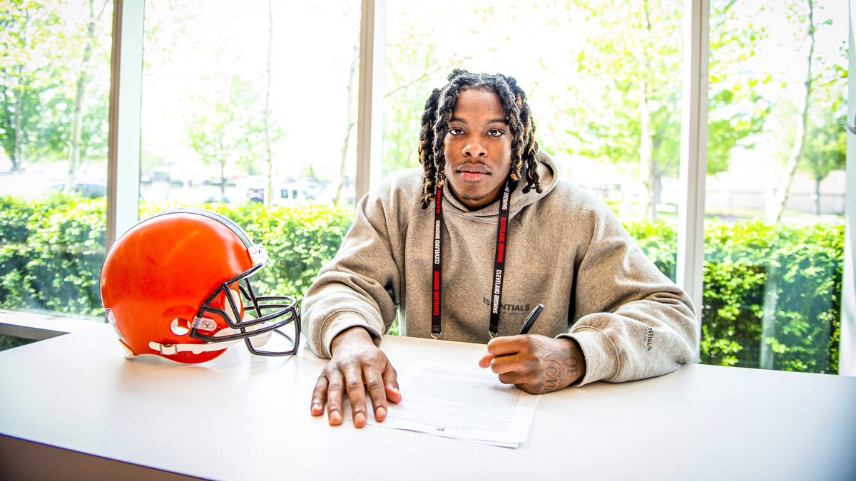 Fun101radio's tweet photo. Via HailStateFB: From STATE to SUNDAYS ✍️

📸: @Browns https://t.co/gY9RxuRORz