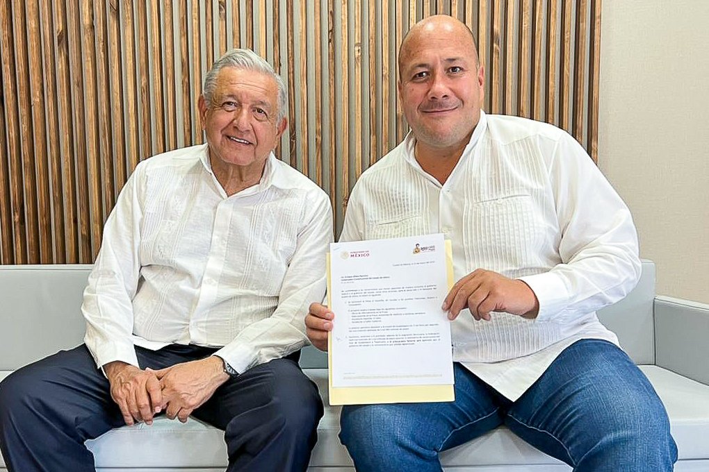 EnriqueAlfaroR's tweet photo. Después del evento con el presidente, @lopezobrador_ , tuvimos la oportunidad de platicar y me entregó el compromiso firmado con la suficiencia presupuestal de 5,900 mdp para las obras de abasto de agua en Jalisco y 2 mil mdp más para la #Línea4 al sur de la ciudad. https://t.co/FluOU9pP9a