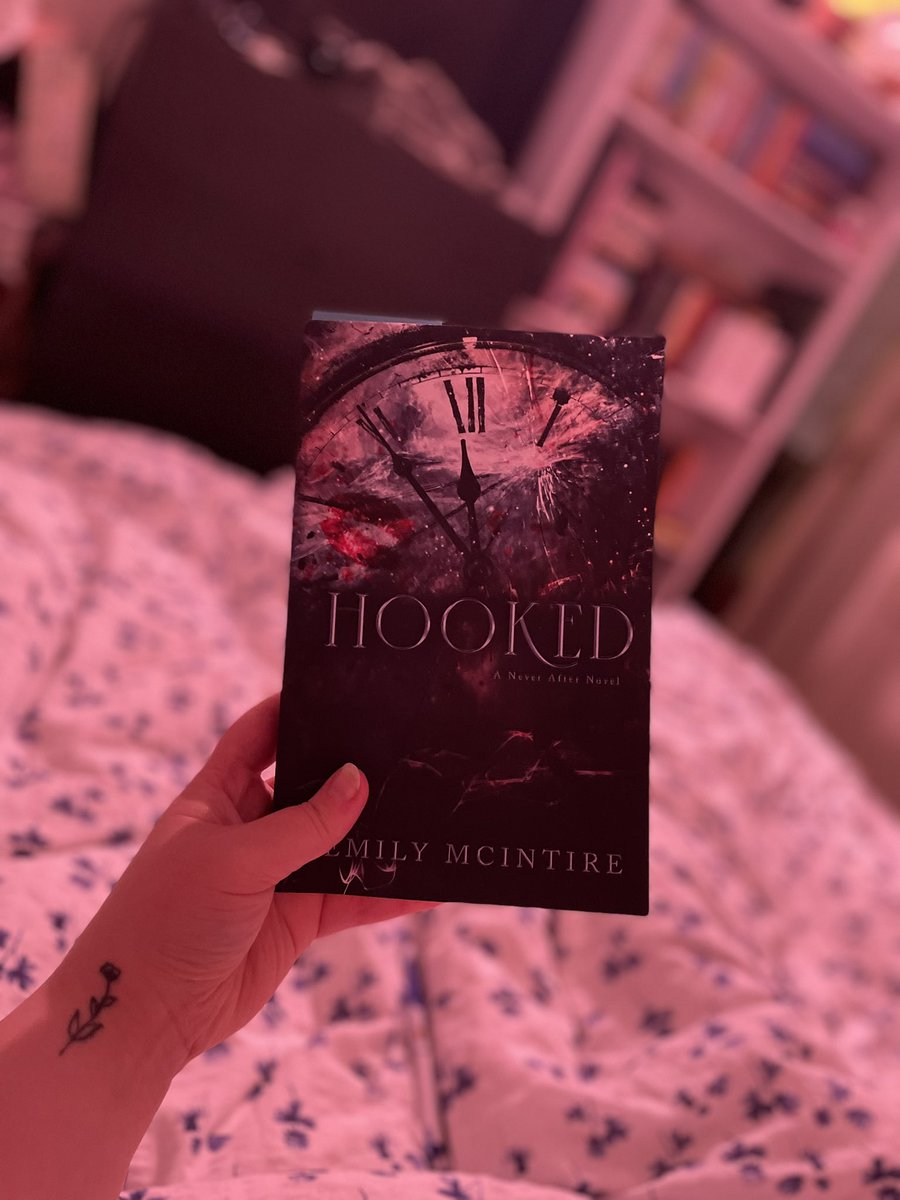 sandra_minde's tweet photo. Started this one today and I’m shocked! It’s very dark and veeeerrrryyy dirty #hooked #emilymcintire  honestly, don’t know what I feel https://t.co/aYlfT9Jw0l