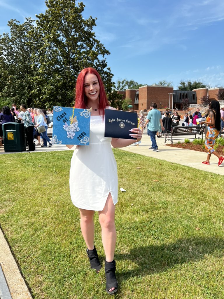 brookie_shaw's tweet photo. GRADUATED!!! 🎓 
-Diagnostic Medical Sonographer 
-Cum Laude https://t.co/SxcVfRyUtG