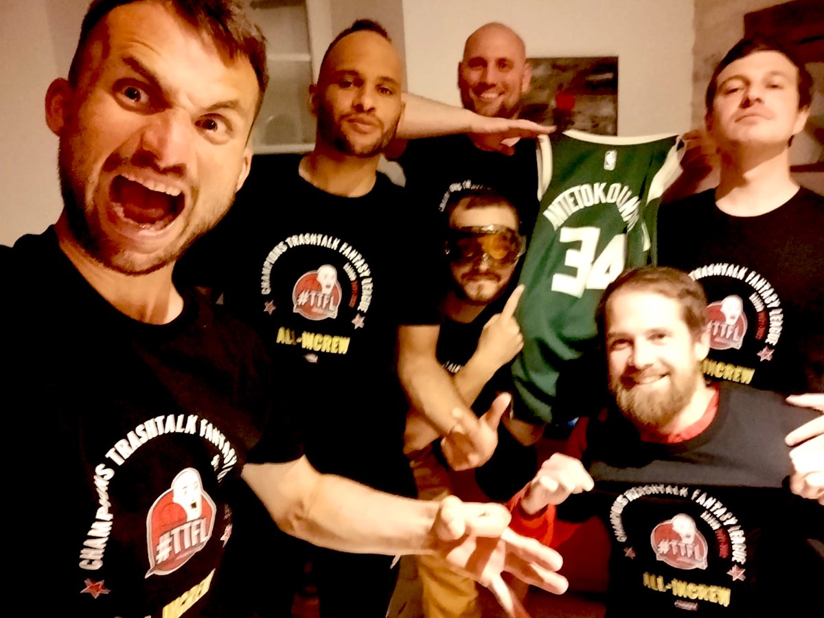 Le <a href="/OGAllInCrew/">👑 All-in Crew 👑⭐️⭐️</a> posé devant le gros match de Giannis, tee-shirts de Champion de Saison Régulière #TTFL sur le dos ! Grosses grosses pensées aux absents de l’équipe 😘(mais aussi à @CraneRougeTTFL qu’on va laminer en attendant les <a href="/CelticsFra_TTFL/">CelticsFr TTFL #Ligue1</a> 👀)
Merci <a href="/TrashTalk_fr/">TrashTalk</a> <a href="/TTFLab/">TrashTalk Fantasy Lab</a>😍