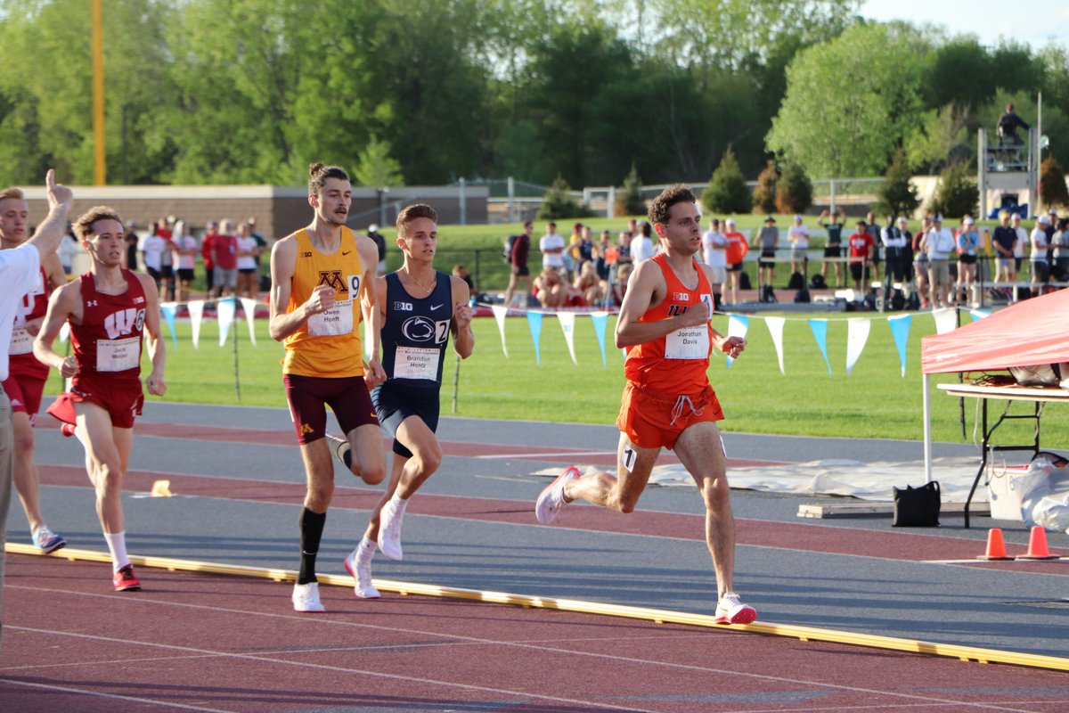 IlliniTrackXC's tweet photo. 𝐁𝐞 𝐚𝐰𝐚𝐫𝐞 𝐨𝐟 𝐲𝐨𝐮𝐫 𝐬𝐮𝐫𝐫𝐨𝐮𝐧𝐝𝐢𝐧𝐠𝐬🧐

@J_Scrib_1 cruises to automatic qualification in the men's 1500m, not only finishing first in his heat, but finishing first overall in the prelims with a time of 3:44.22! 🔸🔹🥇

#ILLINI x #B1GTF https://t.co/iOPXEEnG89
