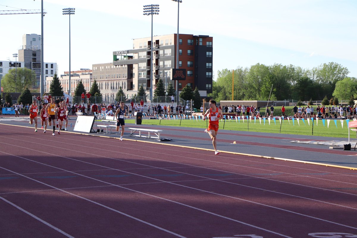 IlliniTrackXC's tweet photo. 𝐁𝐞 𝐚𝐰𝐚𝐫𝐞 𝐨𝐟 𝐲𝐨𝐮𝐫 𝐬𝐮𝐫𝐫𝐨𝐮𝐧𝐝𝐢𝐧𝐠𝐬🧐

@J_Scrib_1 cruises to automatic qualification in the men's 1500m, not only finishing first in his heat, but finishing first overall in the prelims with a time of 3:44.22! 🔸🔹🥇

#ILLINI x #B1GTF https://t.co/iOPXEEnG89