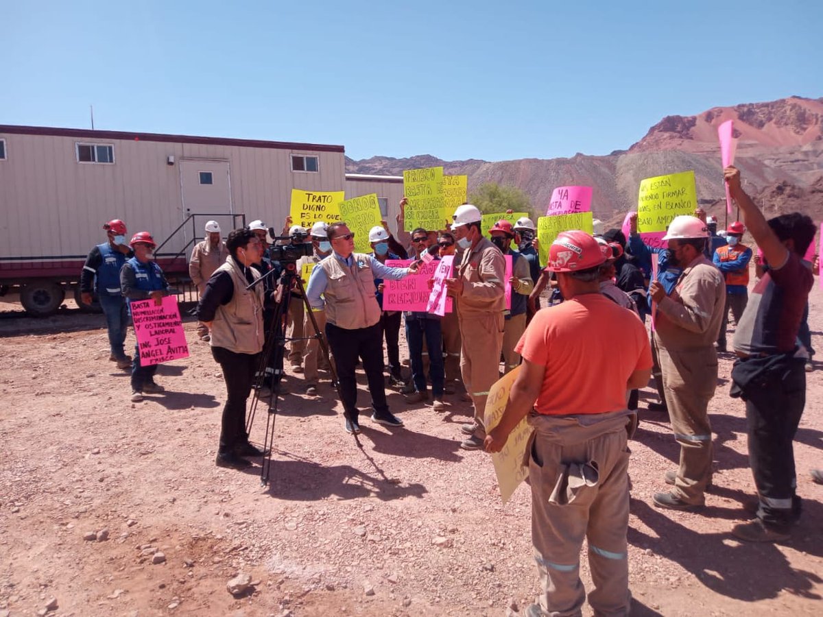 CrocNueva's tweet photo. La mina San Felipe en Baja California los trabajadores están en protesta ya que reciben amenazas y ostigamiento laboral. La CROC los respalda @IsaiasSiCumple
@SEGOB_mx
@tatclouthier 
@SE_mx
@m_ebrard 
@SRE_mx https://t.co/AW7OXnsOpO