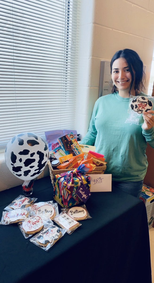 DalethJuarez's tweet photo. Happy PR Day to this beautiful soul! @PSJAGuerraElem is lucky to have the BEST PR in @PSJAISD ! Thank you for always being there to capture the best moments! Love you! 💓 TAKE MOR PIKS! 📸 💚🦅#GuerraInspires #PSJAInspires Shout out to Katie's Sweet Kitchen for the best cookies! https://t.co/VOT0qOjr97