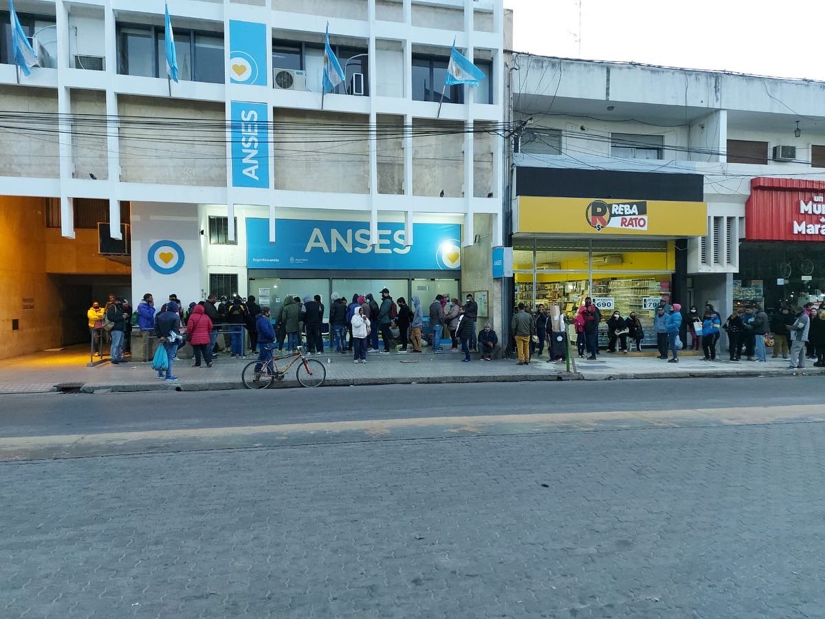 silviagaitan251's tweet photo. En La Rioja 75.948 son los beneficiarios y beneficiarias de REFUERZO DE INGRESOS un gran trabajo de compañeros y compañeras en toda la pcia. 1.350 millones de pesos ingresarán a la economía riojana @ansesgob @FerRaverta @amolinalarioja @QuintelaRicardo https://t.co/M6eHsseris