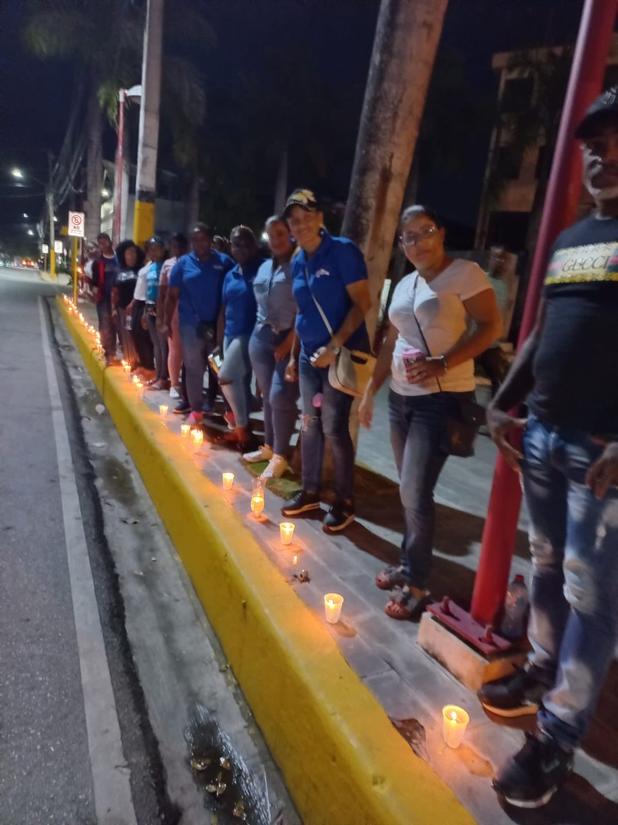 pEduardoHidalgo's tweet photo. También nuestra lucha es a cualquier hora.  Docentes a las 6pm en protesta por el cumplimiento del acuerdo de madera integral. https://t.co/LyNe0S0Ss9