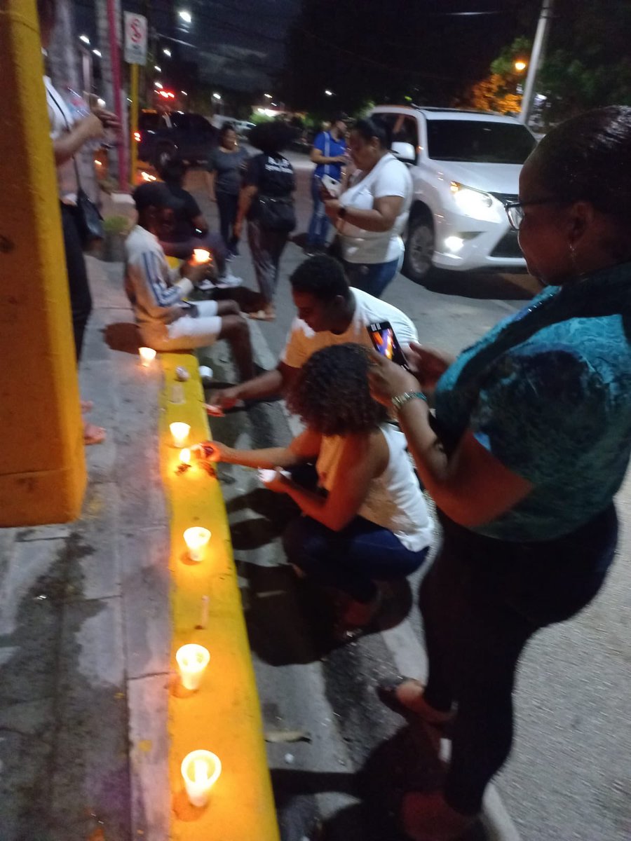 También nuestra lucha es a cualquier hora.  Docentes a las 6pm en protesta por el cumplimiento del acuerdo de madera integral.