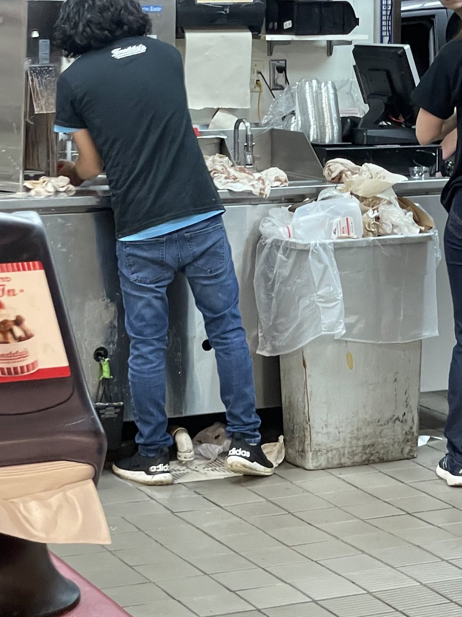JoeLestingi's tweet photo. ⁦@FreddysUSA⁩ you location in Fairfax, VA need some help. https://t.co/lh5AJ5OjpQ