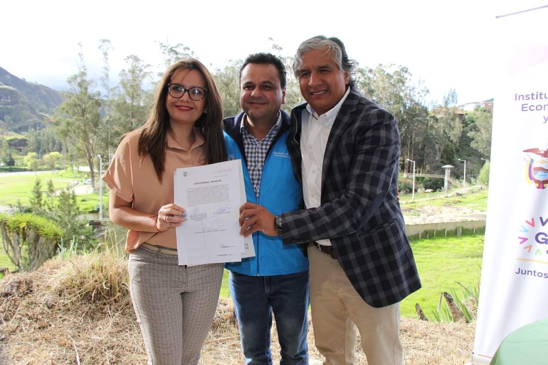 GADSigsig's tweet photo. ¡Los Sigseños celebramos la reactivación económica!
Recibimos por parte del @IEPS_Ec e @InclusionEc la Granja Sígsig en un evento emotivo con todos nuestros productores Sigseños.

¡Juntos lo hicimos Sigseños!🤝🏼💯 https://t.co/rd1SPiuvsf