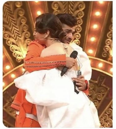whereiscdn's tweet photo. Nothing can ever justify this.
Chahe ye Kashmir Files ki baat karein chahe Gita k Shlok bolne lage. She should have stepped out of the show the moment she knew the person who made jokes about our Gods is a part of the show.
#LockUppfinale #KanganaRanaut https://t.co/OGeIMAcG24