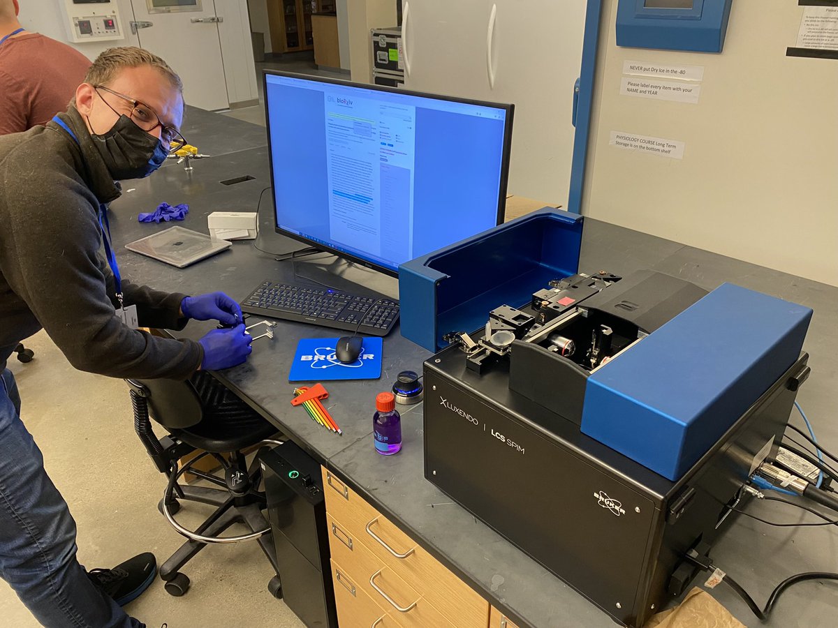 Jan from Bruker prepping for a new sample on the Luxendo LCS SPIM system that uses a Hamamatsu Flash V3 camera. @MBLScience @HamamatsuPhoton @BrukerFM @LSFMMBL