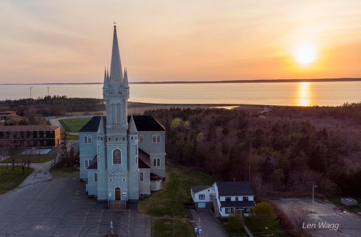 Len_Wagg_photo's tweet photo. The sun sets behind Γglise Sainte-Marie Church, the largest wooden church in North America, in the Acadian village of Church Point, Nova Scotia. #visitnovascotia #novascotia #acadia #church #acadian #churchpoint #sunset #halifaxnoise #aerial #yarmouth https://t.co/1x1MnmnHSQ