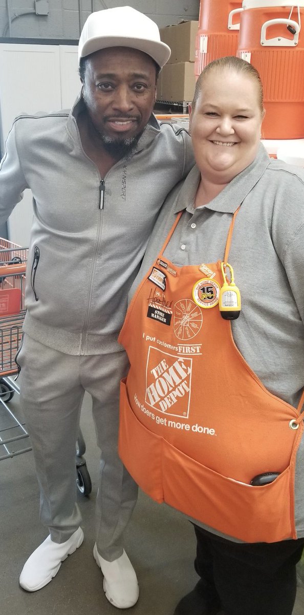 schade_heather's tweet photo. Look who came to visit us today. Thank you for shopping with us. @MarkSaltarelli @dblatte1965 @EddieGriffinCom https://t.co/TQ6Lg9UYzi