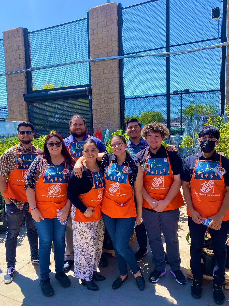 MoniqueASDS's tweet photo. HDU Graduation 2022 🥂 Super proud of our HDU class and all of their accomplishments! This is only the beginning and can’t wait to see each one of your journeys, may you all shoot for the stars ⭐️ https://t.co/9z3tgRNkHG
