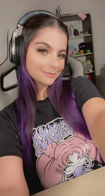 Andamos en directo yaaa 🥰🥰 vengan uwu https://t.co/MQwEjXDThR https://t.co/neXHGUEt0m<a href="/tag/cuernacraft2"class="tags"><span>#cuernacraft2</span></a>
