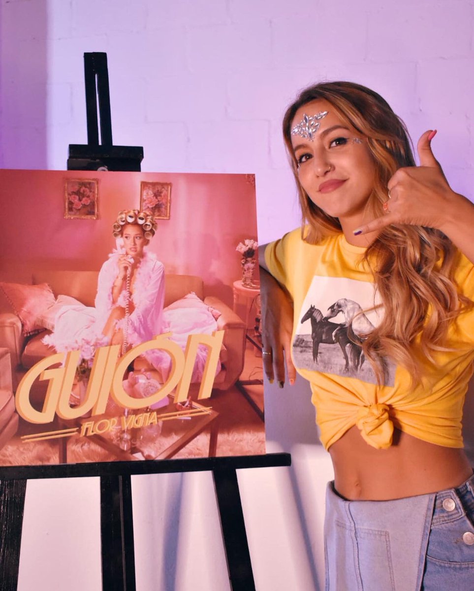 NewsVigna's tweet photo. LANZAMIENTO “GUIÓN” 

▶️Ayer se realizó el evento lanzamiento del cuarto single de Flor. 

Rodeada de varios generadores de contenido y su gente, flor presentó el videoclip oficial. 

📸@PhSofiag 

-News Vigna- https://t.co/J3htWZpe6v