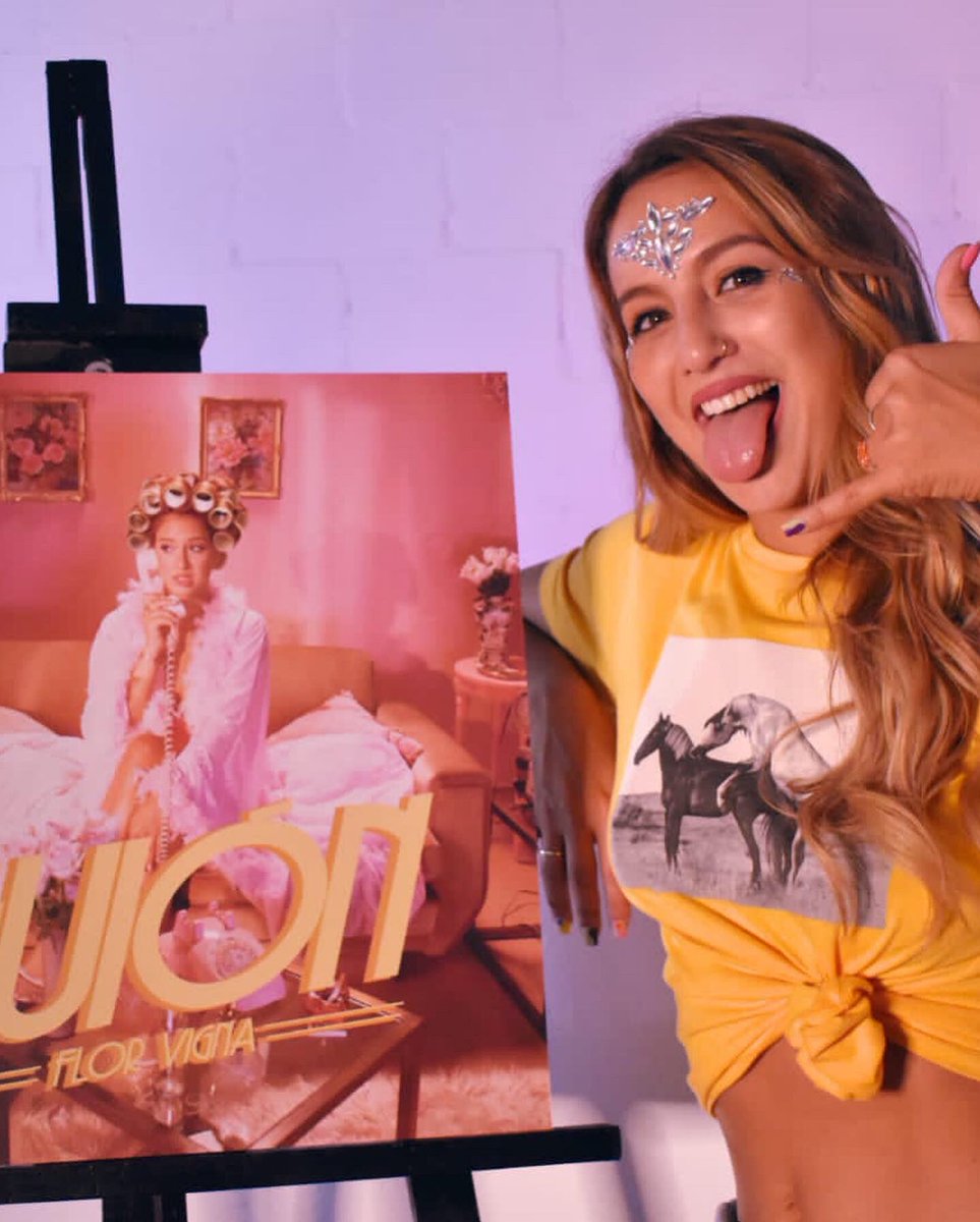 NewsVigna's tweet photo. LANZAMIENTO “GUIÓN” 

▶️Ayer se realizó el evento lanzamiento del cuarto single de Flor. 

Rodeada de varios generadores de contenido y su gente, flor presentó el videoclip oficial. 

📸@PhSofiag 

-News Vigna- https://t.co/J3htWZpe6v