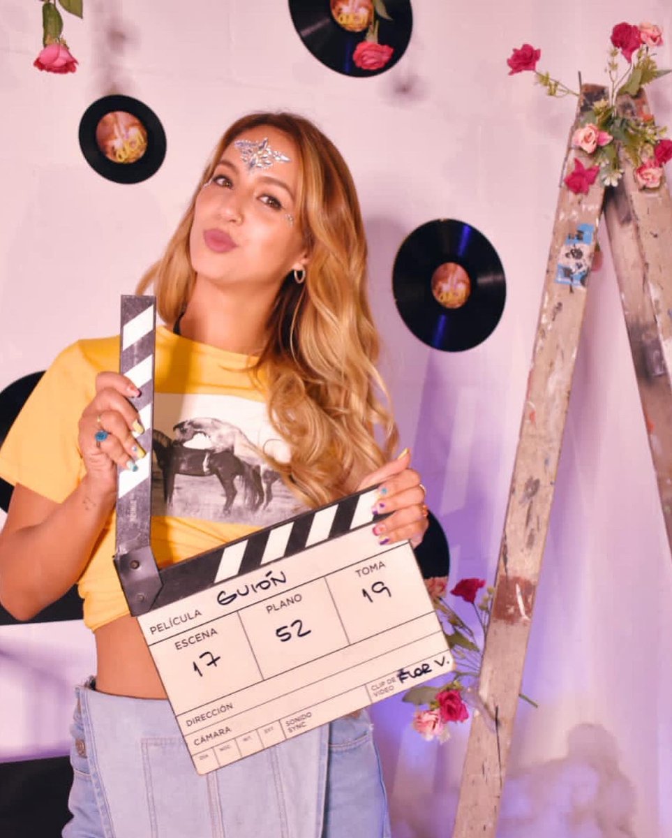 NewsVigna's tweet photo. LANZAMIENTO “GUIÓN” 

▶️Ayer se realizó el evento lanzamiento del cuarto single de Flor. 

Rodeada de varios generadores de contenido y su gente, flor presentó el videoclip oficial. 

📸@PhSofiag 

-News Vigna- https://t.co/J3htWZpe6v